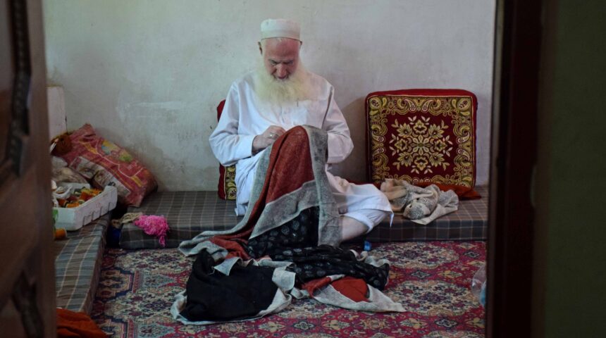 Photo Essay: Padmashree award winning Jamawar artisan.